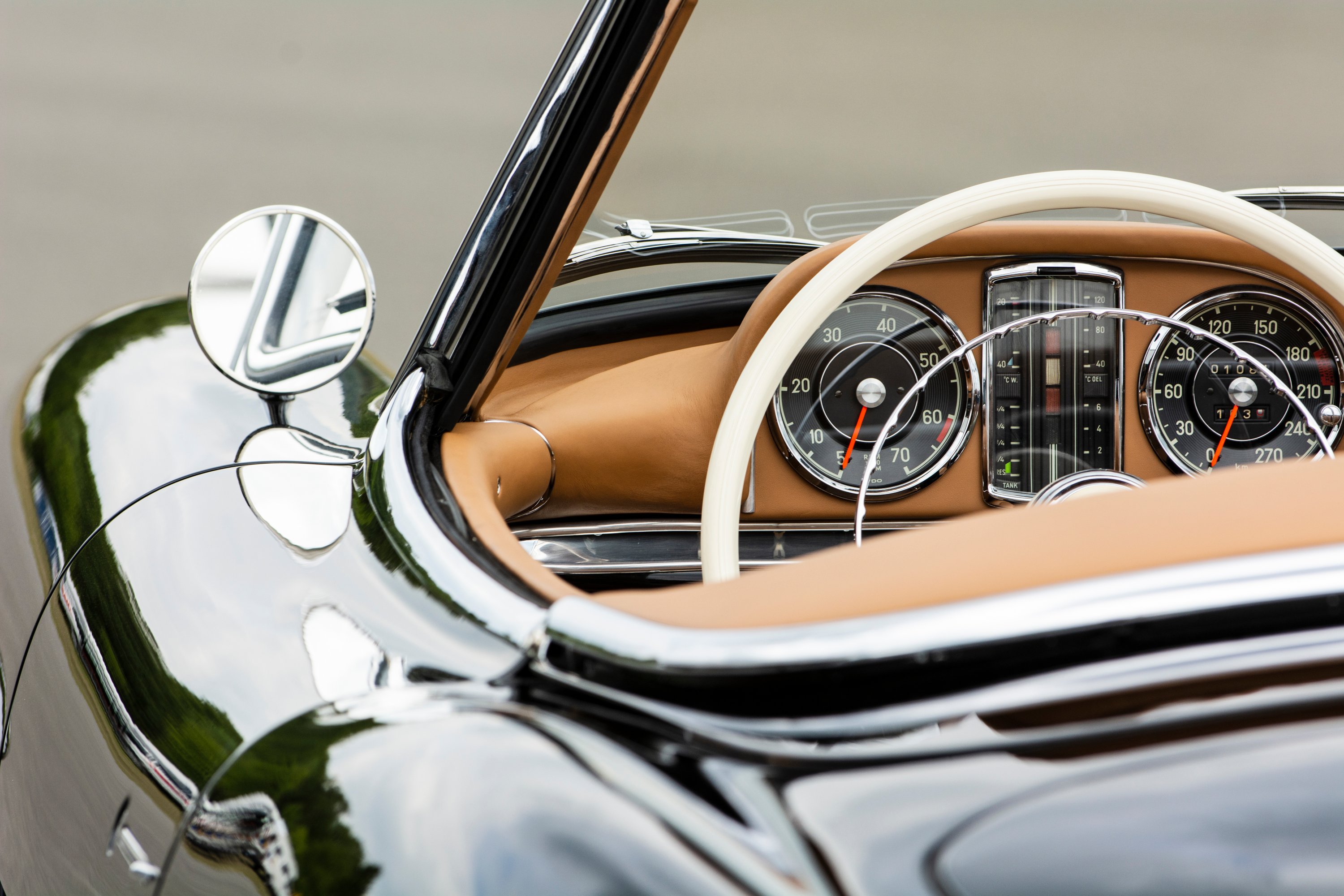Klassischer Oldtimer mit sichtbarem Innenraum und Armaturen